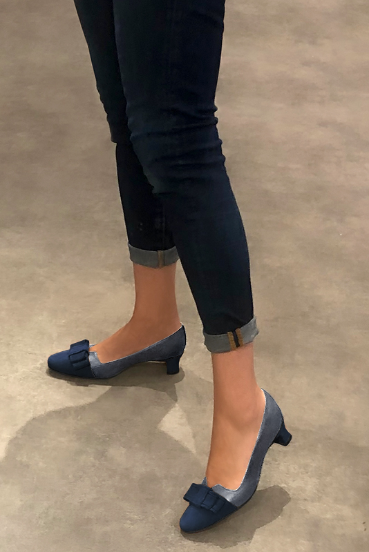 Navy blue women's dress pumps, with a knot on the front. Round toe. Low kitten heels. Worn view - Florence KOOIJMAN